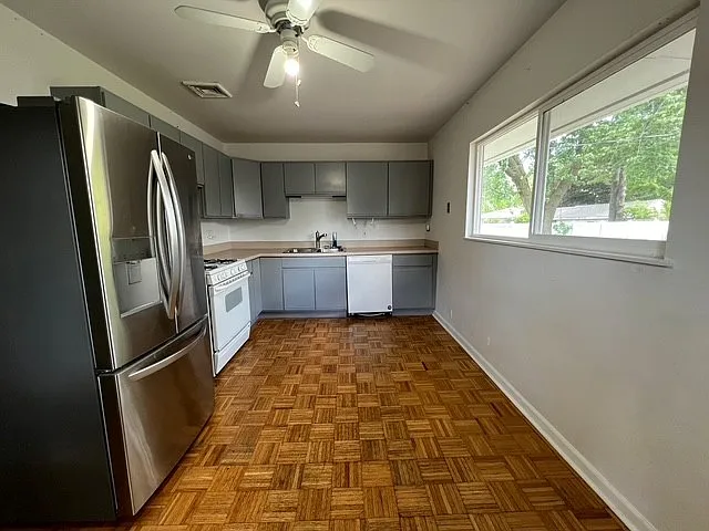 805 Hollyberry Dr — Photo 3