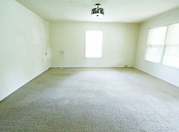 4th image of 418 Circle Dr