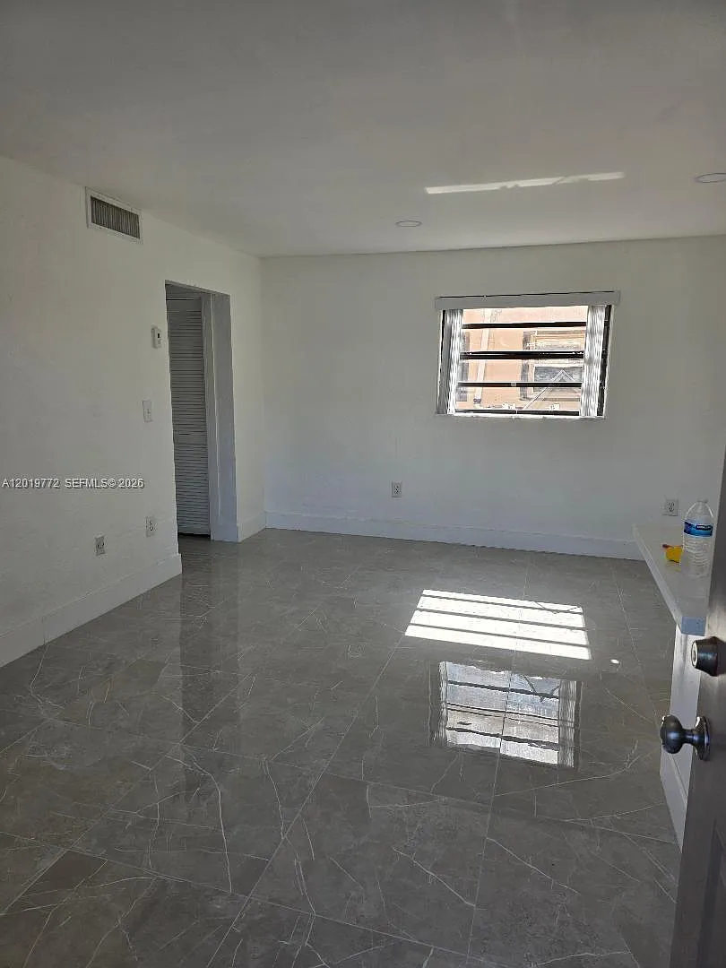 Building Photo - 340 W 19th St #2