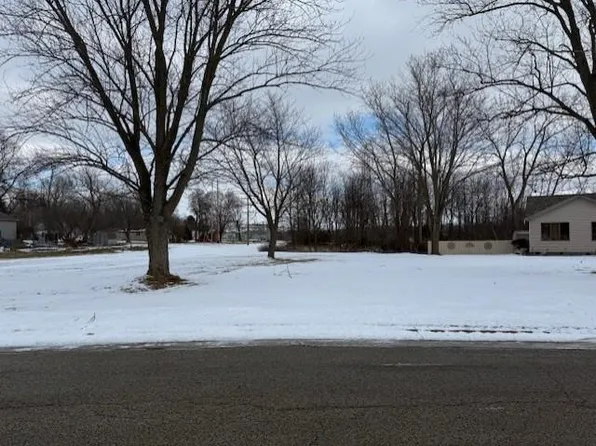 Riverview Dr, Alma, MI 48801