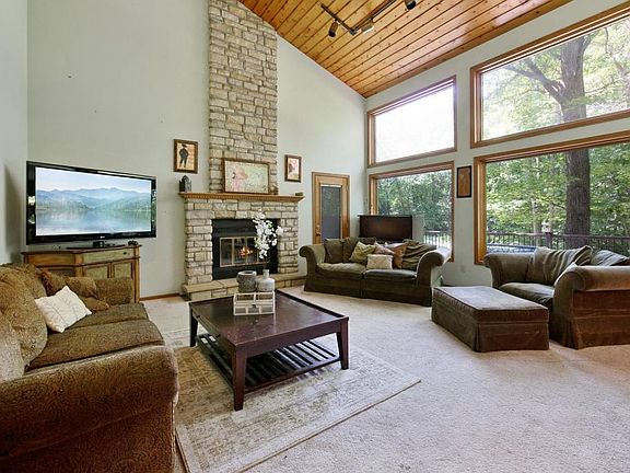 4th image of 32430 Northshire Ct