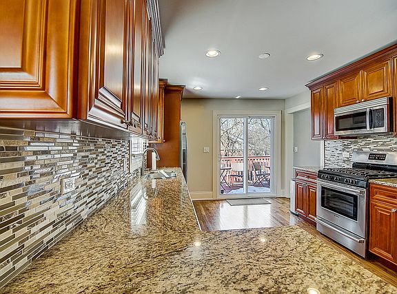 3rd image of 41 Red Oak Ln