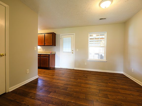 4th image of 401 Cindi Ct