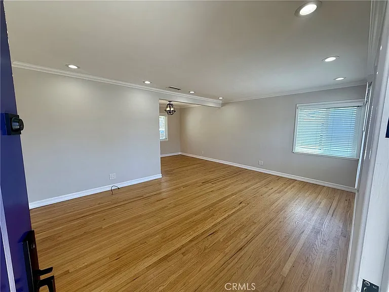 517 Blossom Ln — Photo 2