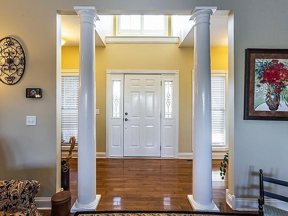 4th image of 4055 Port Royal Dr