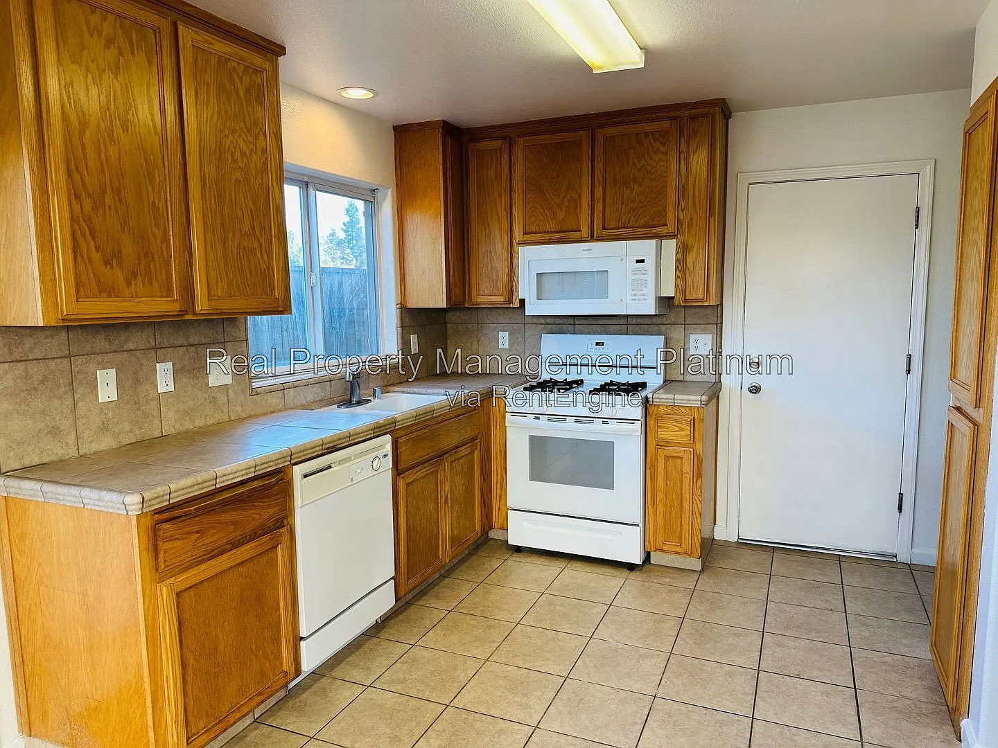 3 bed, 2.5 bath, 1547 sqft, $2,249 — Photo 2