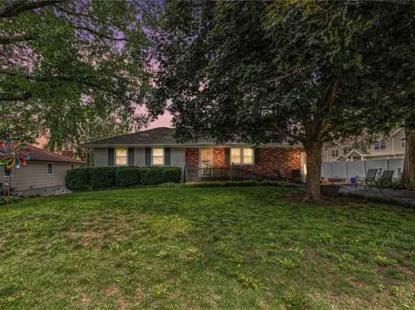 308 E Meadow St, Smithville, MO 64089