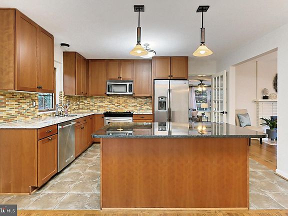 4th image of 6423 Woodville Dr