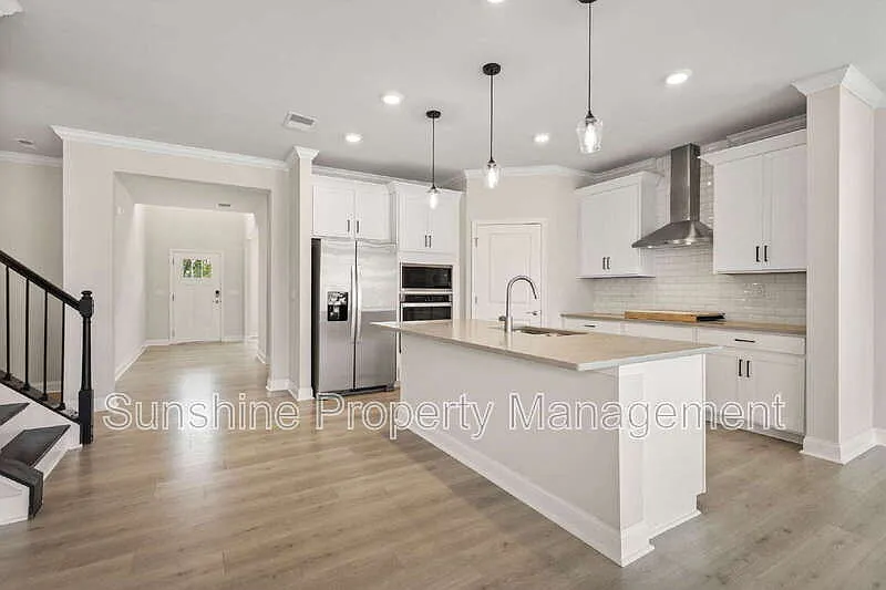 4 bed, 3.5 bath, 2800 sqft, $3,500 — Photo 2
