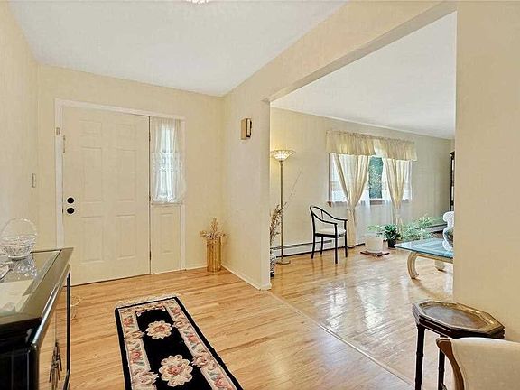 5th image of 51 Tennyson Dr