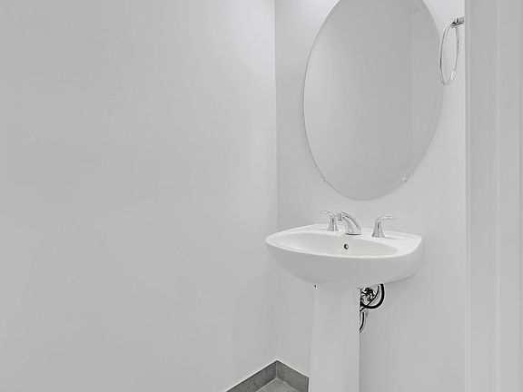4th image of 585 Sanderling Cir