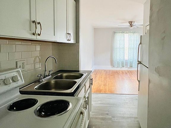 5th image of 2322 Herschel St APT 3