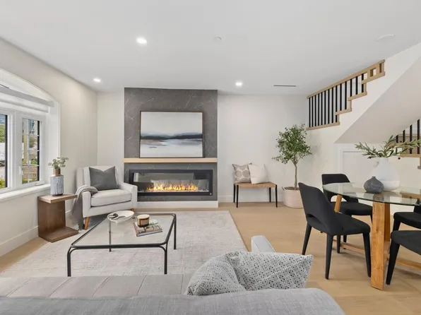 2438 W 49th Ave, Vancouver, BC V6M 2V3