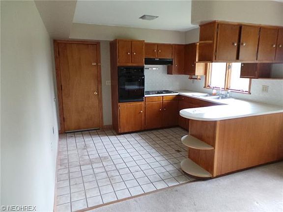 3rd image of 2984 Oak St