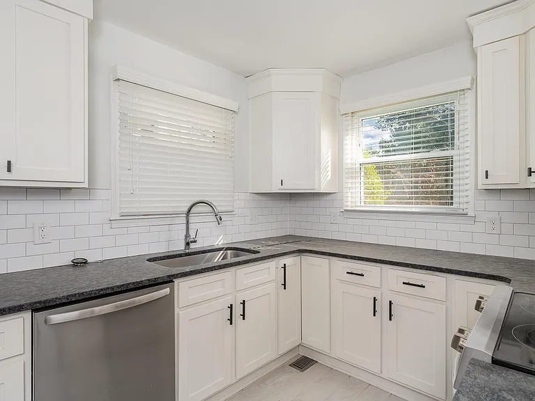 800 McDonald Ave — Photo 4