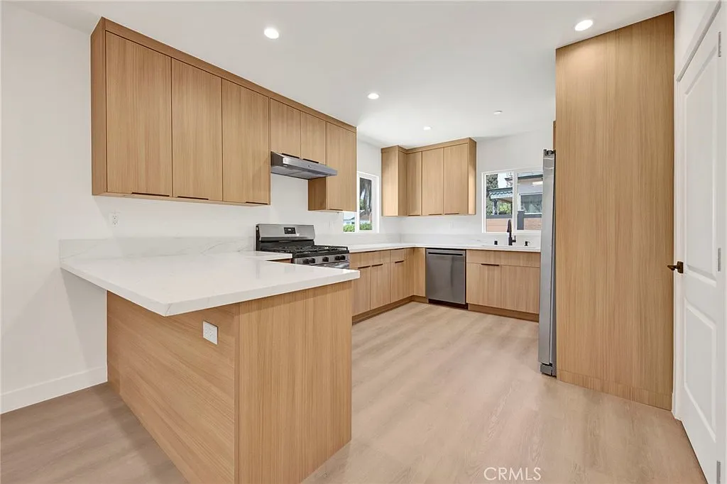 2 bed, 1000 sqft, $2,995 — Photo 3
