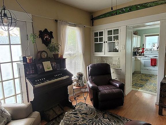 5th image of 609 Dakota Ave