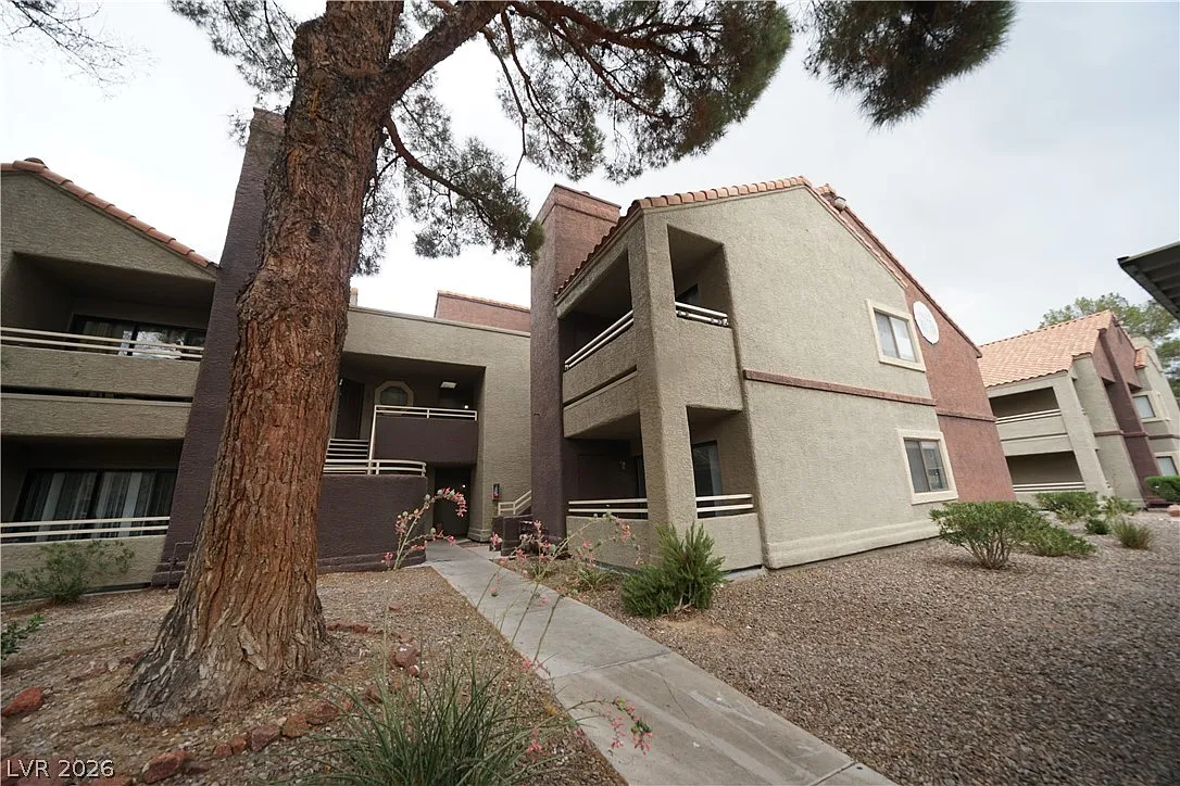 1 bed, 1.0 bath, 907 sqft, $1,295 — Photo 1