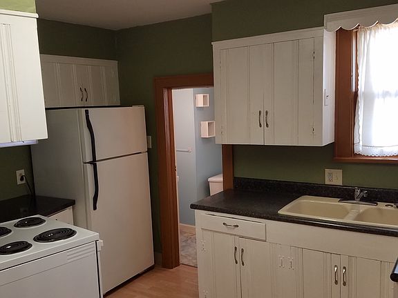 2nd image of 927 University Pl