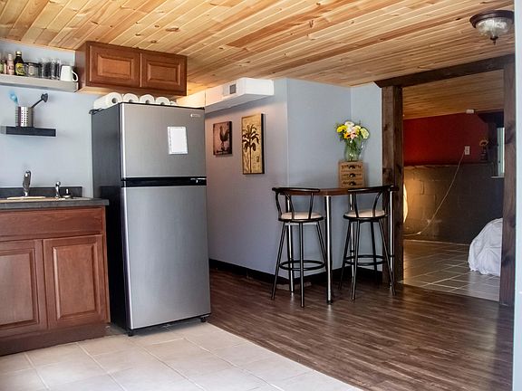 4th image of 422 E University Ave #1
