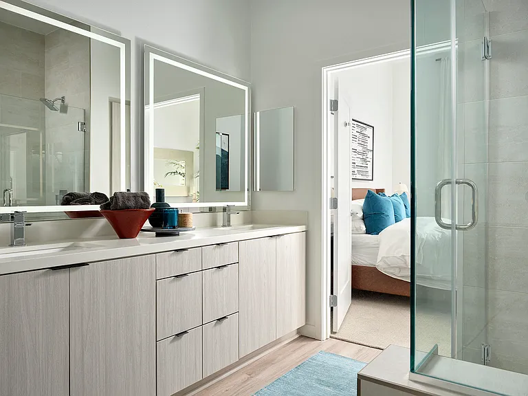 B934: Bathroom with walk-in shower