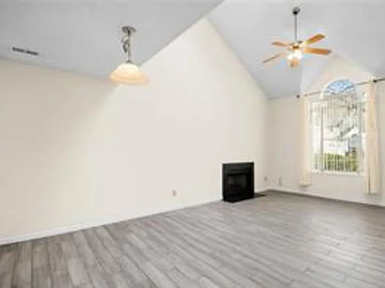 355 Lees Mill Dr — Photo 3