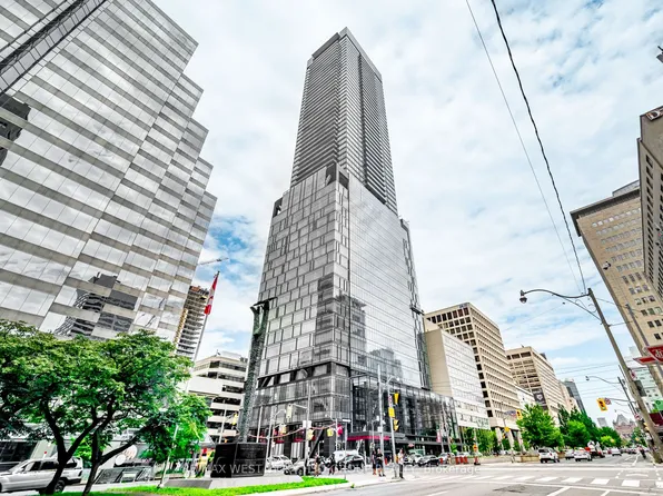 488 University Ave #5302, Toronto, ON M5G 0C1