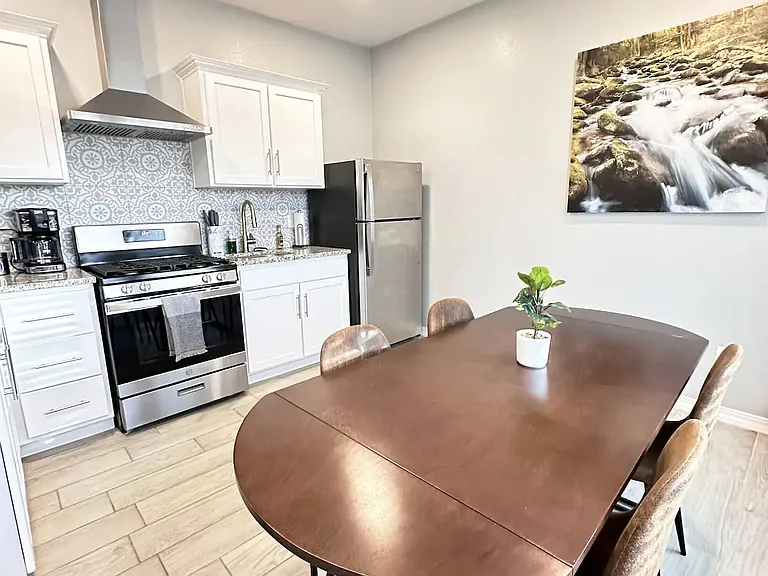 Full Kitchen with Dining Table