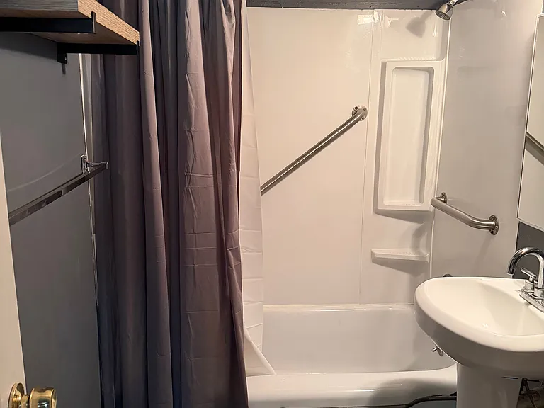 1 bed, 1.0 bath, 350 sqft, $1,000 — Photo 12