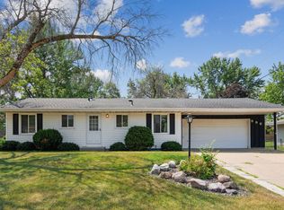 996 Whitney Dr, Apple Valley, MN 55124