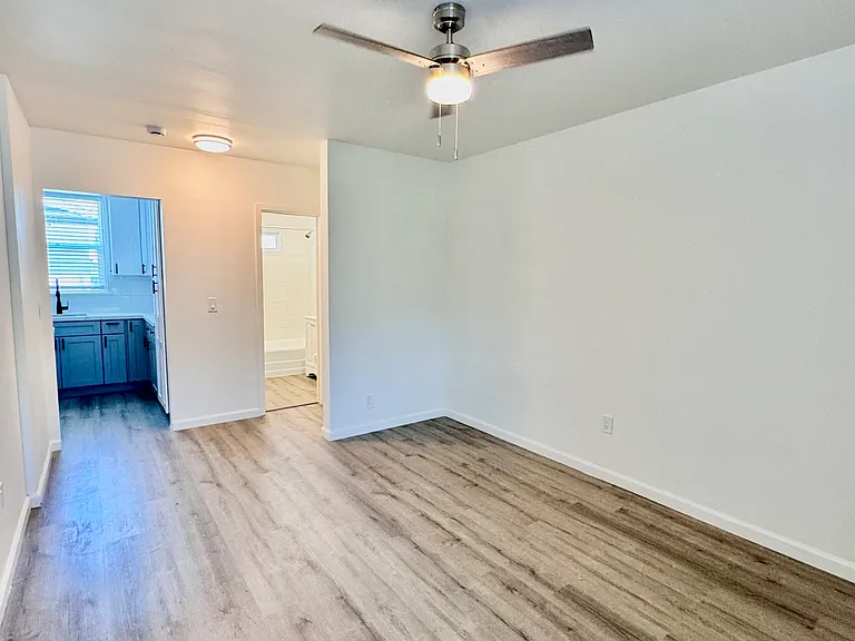 1327 Oak St #F — Photo 2
