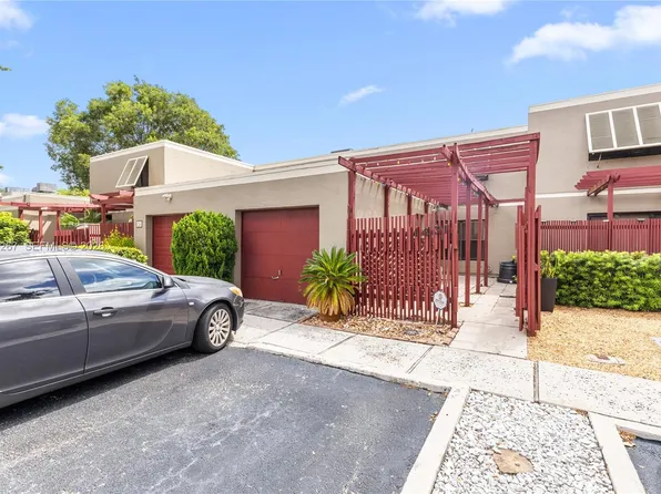 1231 W Fairway Rd, Pembroke Pines, FL 33026