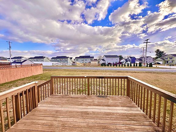 200 Skyview Circle - Wood Deck