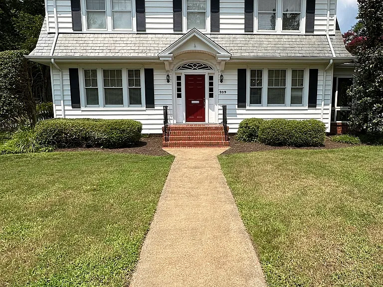 209 Randolph Cir — Photo 6