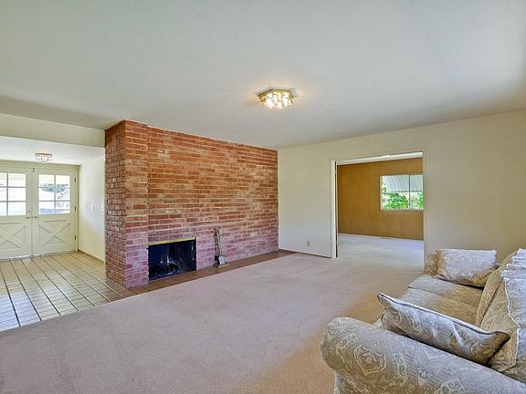 4th image of 827 Louise Dr