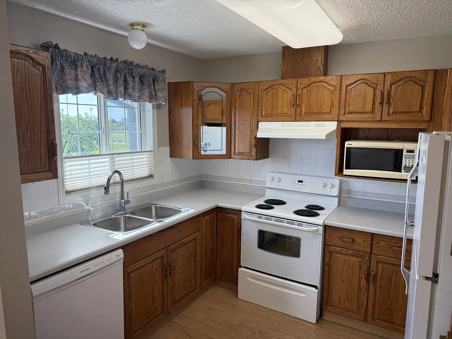 Adult building 50 + Corner Unit with Air Conditioning & In floor heating!! California Manor — Photo 2