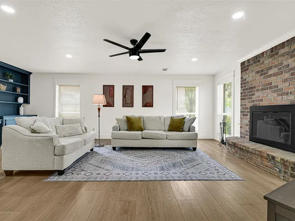 723 Loire Ln, Houston, TX 77090