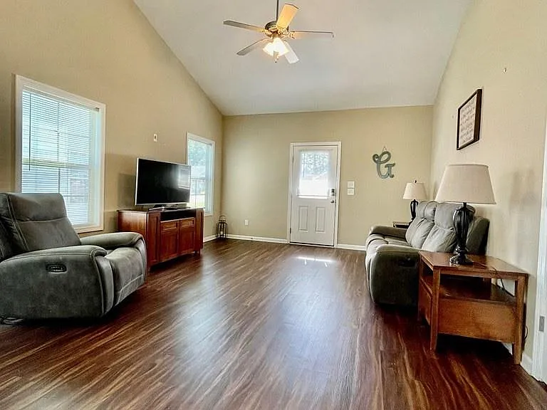 122 Heyward Dr — Photo 2