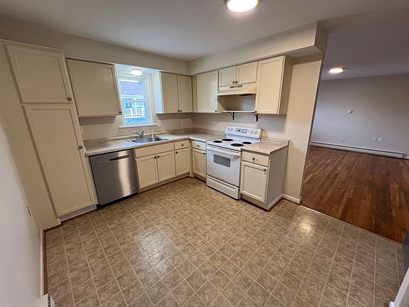 3rd image of 4 Lloyds Cir #1