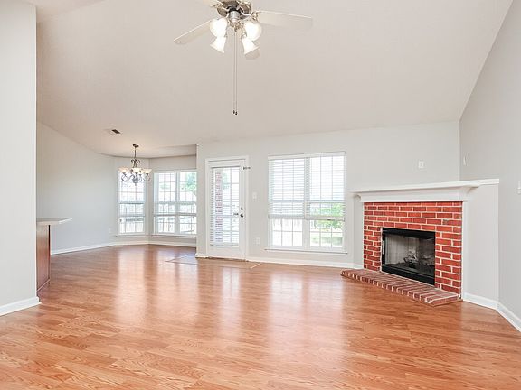 4th image of 1812 Cherry Creek Dr