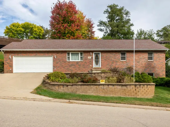 1917 Amelia Dr, Dubuque, IA 52001