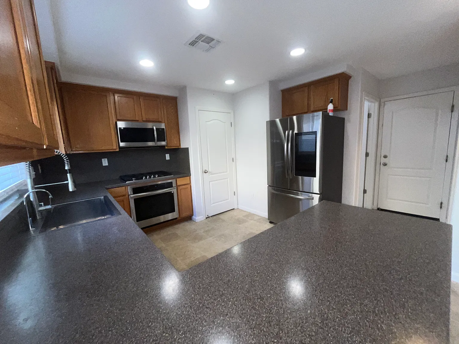 3 bed, 2.5 bath, 1979 sqft, $2,800 — Photo 3