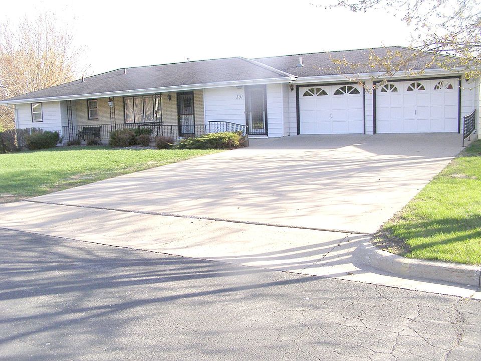 Spacious 5BR walkout rambler with 4-car garage (2up/2down) on cul-de-sac!