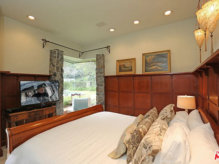 2673 Mandeville Canyon Rd — Photo 15
