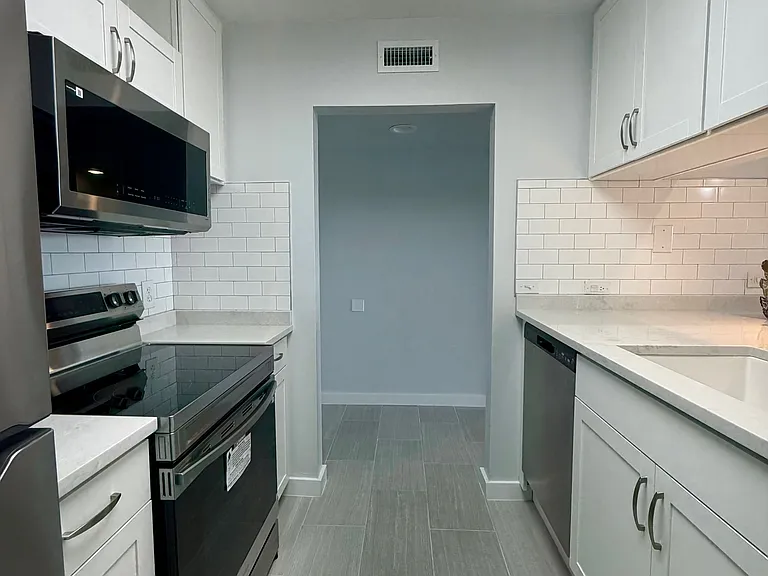 Gorgeous remodeled kitchen w/ stainless steel appliances!
