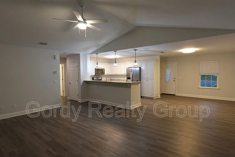 3 bed, 2.0 bath, 1395 sqft, $1,895 — Photo 3