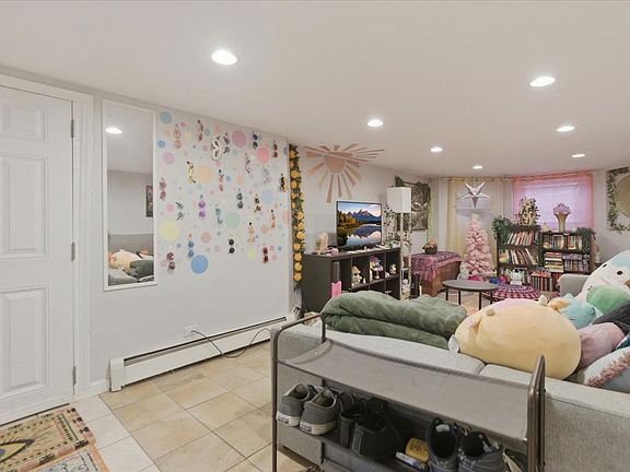 5th image of 3727 N Bosworth Ave #G