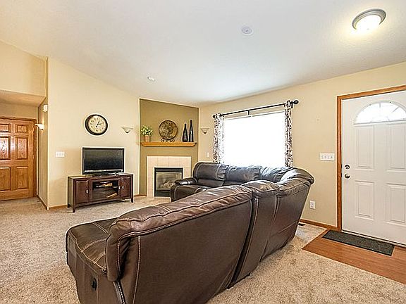 Great Room w/ Gas Fireplace