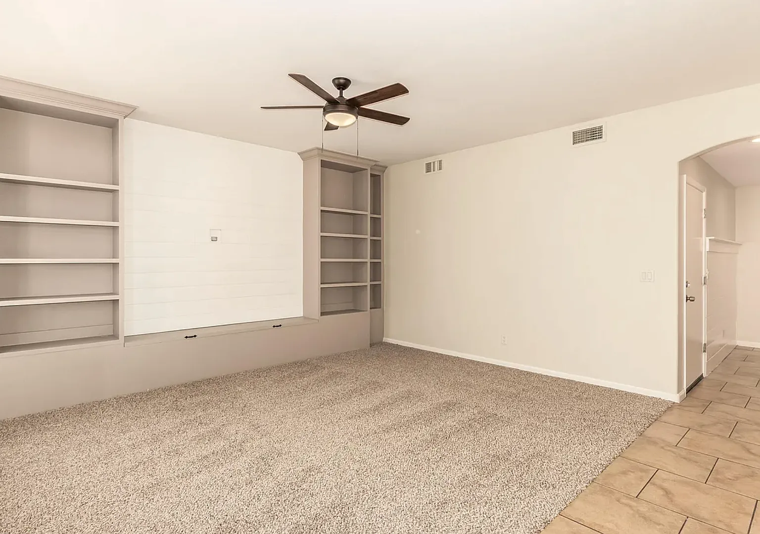 Beautifully Maintained 3-Bedroom Home with RV Gate Near the Superstition Mountains — Photo 3