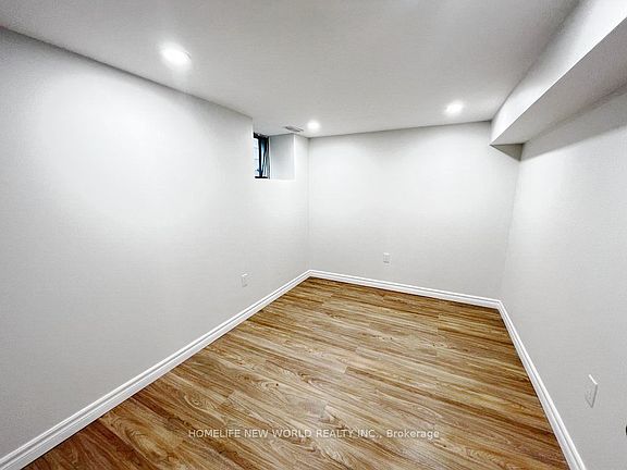 3rd image of 3 Roblocke Ave